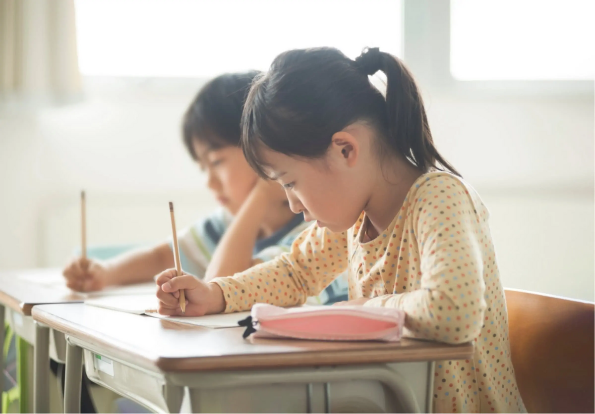 勉強を頑張る子供達イメージ