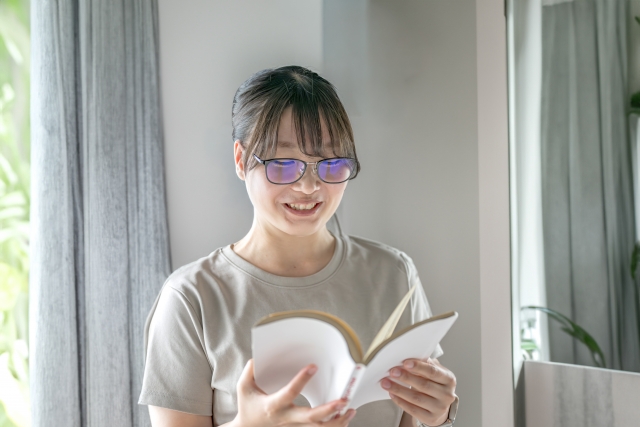 失敗の確率を下げるために学ぶ女性