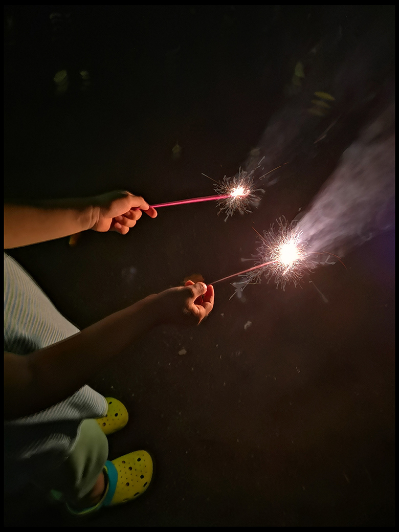 Pの夜景モードで手持ち花火撮影 月曜日 はれ Websatou Photo Life