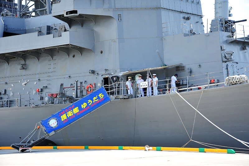 護衛艦「ゆうだち」の出航 - agohige.hiro3