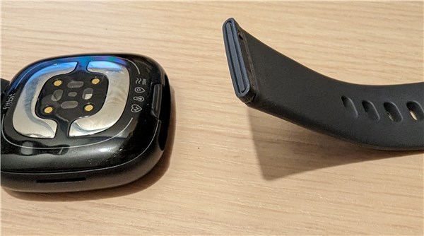 Fitbit Sense 2、ベルトの外し方、2