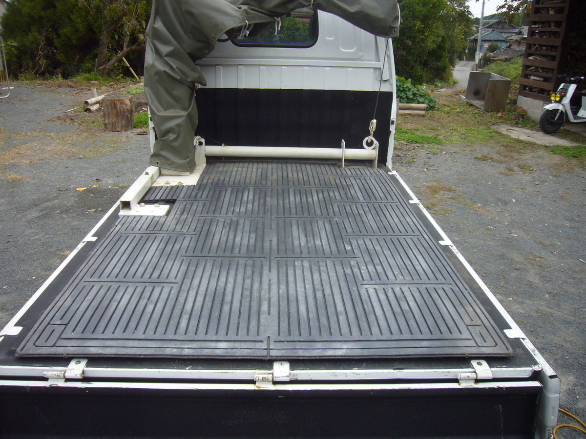 トラックの荷台マットは樹脂製がオススメ。3つのメリットを説明します。 里山4ライフ トラックの荷台マットは樹脂製がオススメ。3つのメリットを説明します。 里山4ライフ