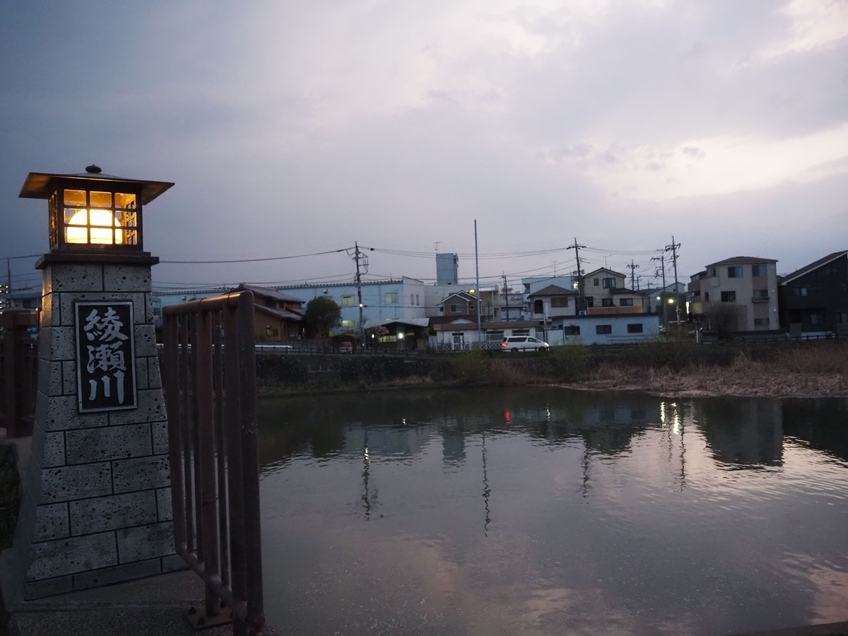橋の灯、夜に向かう空の色、鏡のように空を映す水面