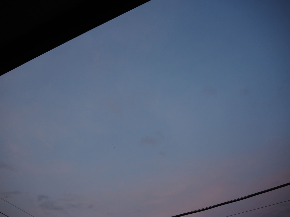 朝と夜が交わる淡くやさしいグラデーションの空色