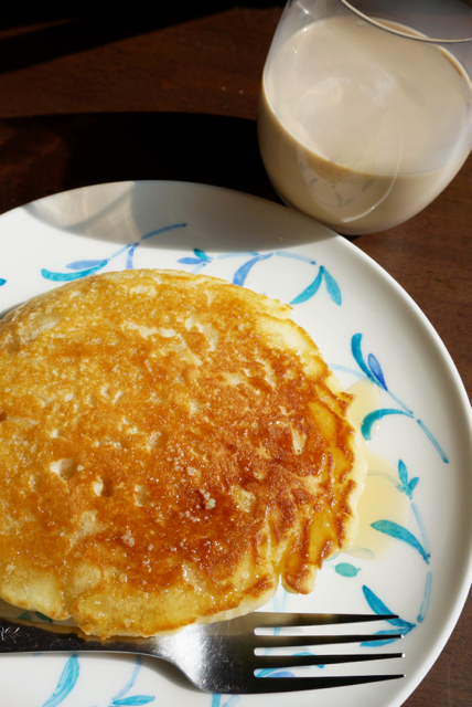 f:id:aico_recipe:20150101233007j:plain カフェオレとEggs'n Thingsのパンケーキの朝ごはん
