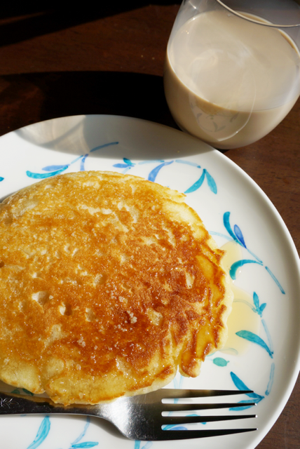 カフェオレとEggs'n Thingsのパンケーキの朝ごはん