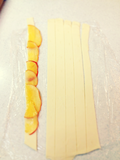 f:id:aico_recipe:20150113010509j:plain りんごをパイシートの上に並べる