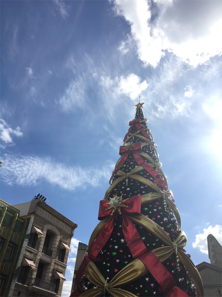 クリスマスツリーって青空似合わないんだね クリスマスツリーって青空似合わないんだね