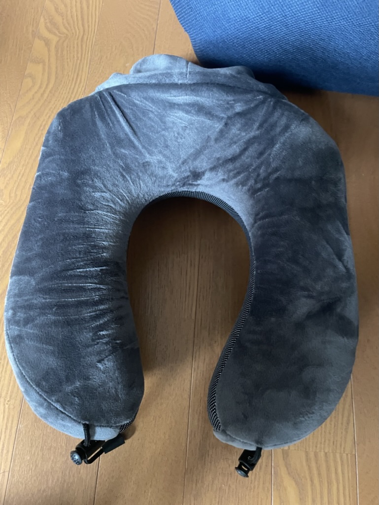 【ミニマリストが選ぶ海外旅行の持ち物】ネックピロー