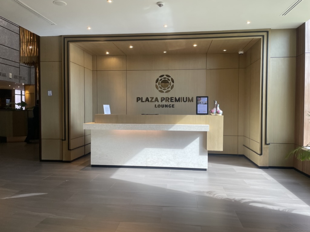 【カンボジア・シェムリアップ空港プライオリティパス体験談】④PLAZA PREMIUM Loungeのラウンジは快適？シャワーや食事・ドリンクは？