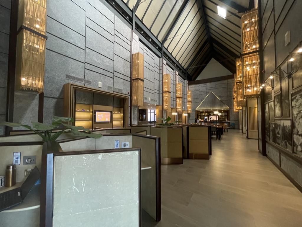 【カンボジア・シェムリアップ空港プライオリティパス体験談】④PLAZA PREMIUM Loungeのラウンジは快適？シャワーや食事・ドリンクは？