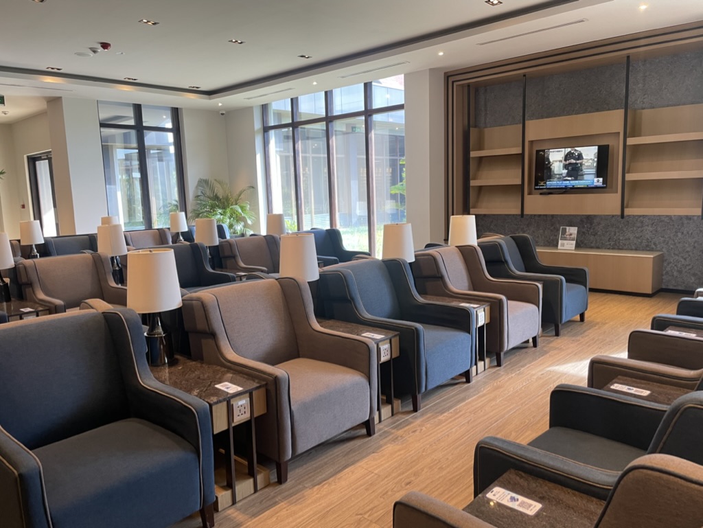 【カンボジア・シェムリアップ空港プライオリティパス体験談】④PLAZA PREMIUM Loungeのラウンジは快適？シャワーや食事・ドリンクは？