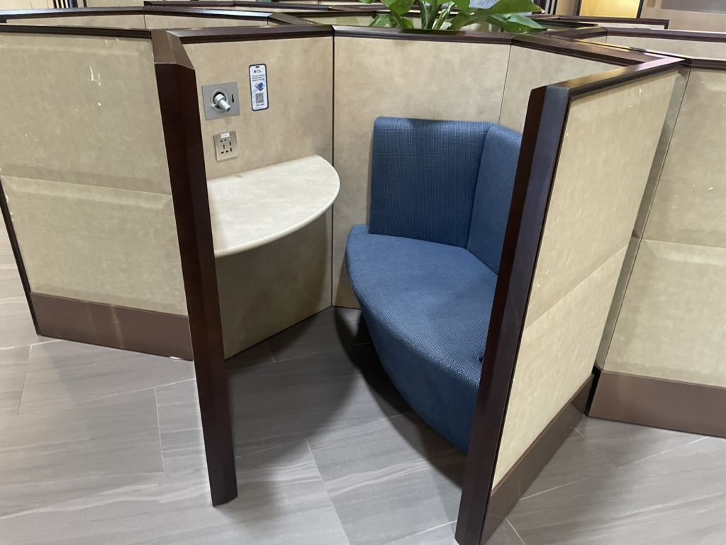 【カンボジア・シェムリアップ空港プライオリティパス体験談】④PLAZA PREMIUM Loungeのラウンジは快適？シャワーや食事・ドリンクは？