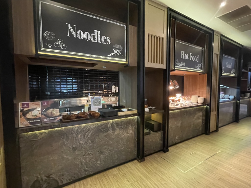 【カンボジア・シェムリアップ空港プライオリティパス体験談】④PLAZA PREMIUM Loungeのラウンジは快適？シャワーや食事・ドリンクは？