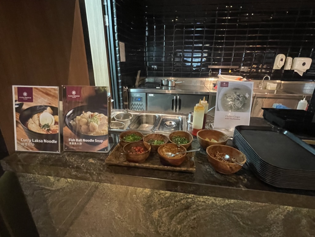 【カンボジア・シェムリアップ空港プライオリティパス体験談】④PLAZA PREMIUM Loungeのラウンジは快適？シャワーや食事・ドリンクは？