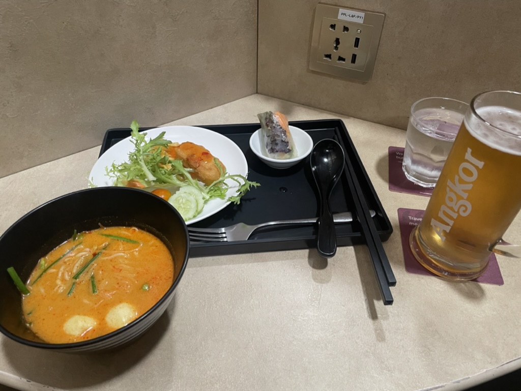 【カンボジア・シェムリアップ空港プライオリティパス体験談】④PLAZA PREMIUM Loungeのラウンジは快適？シャワーや食事・ドリンクは？