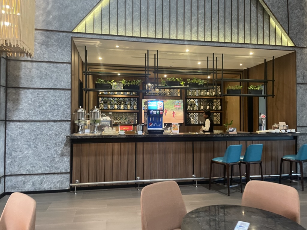 【カンボジア・シェムリアップ空港プライオリティパス体験談】④PLAZA PREMIUM Loungeのラウンジは快適？シャワーや食事・ドリンクは？