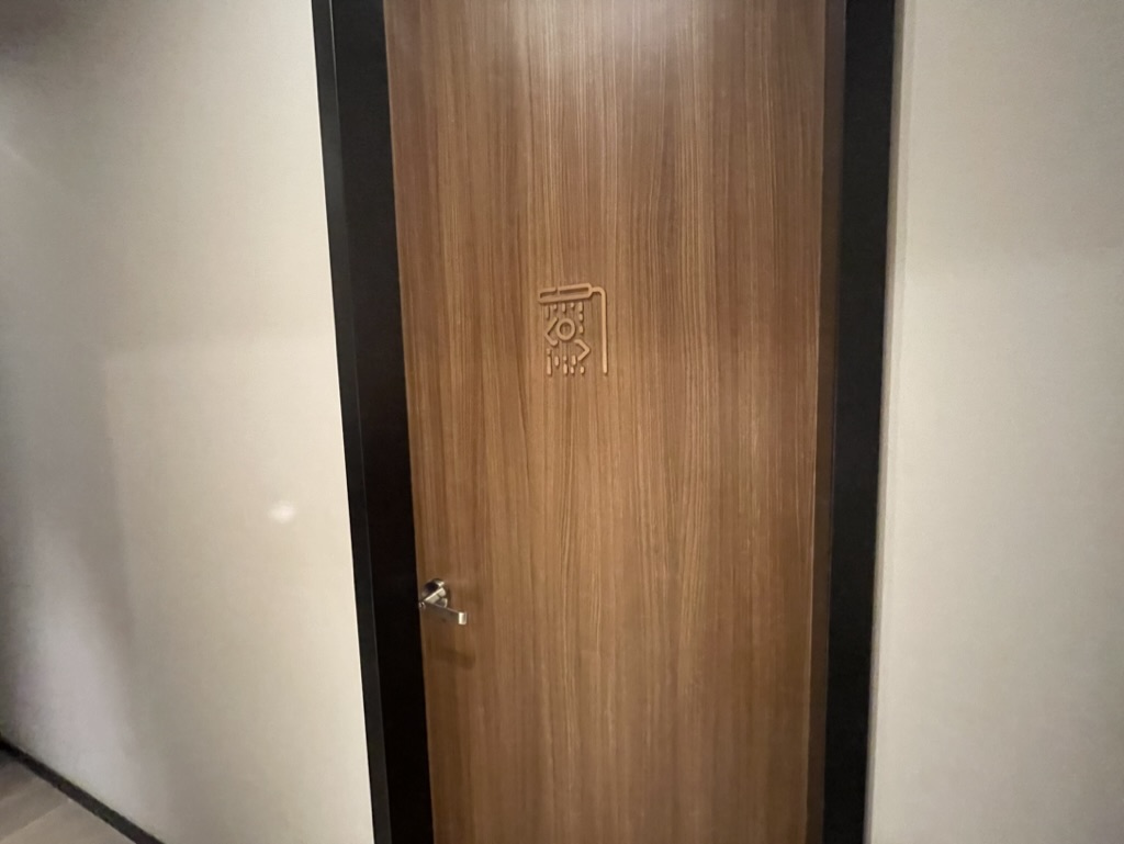 【カンボジア・シェムリアップ空港プライオリティパス体験談】④PLAZA PREMIUM Loungeのラウンジは快適？シャワーや食事・ドリンクは？