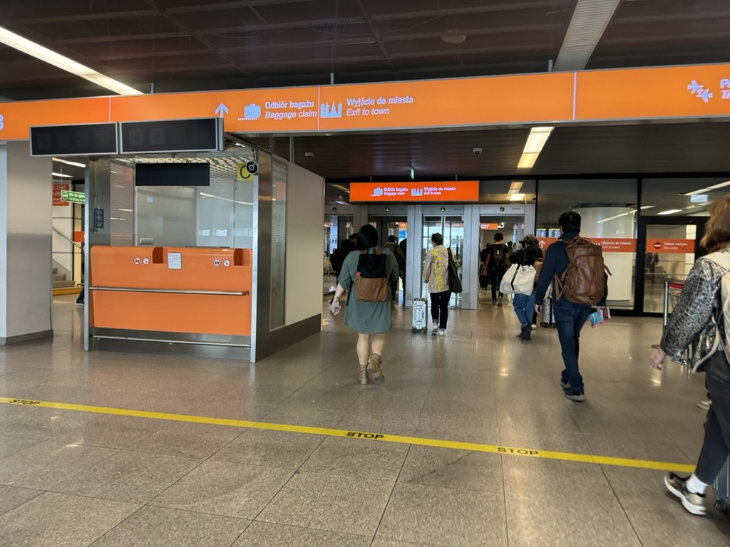 【12:30〜】ワルシャワ・ショパン空港に到着・入国