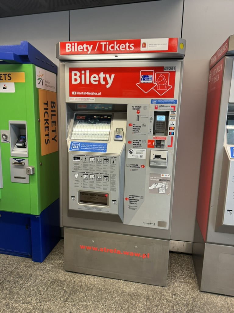 【12:45〜】ワルシャワ市内行きのバスの乗車券を購入