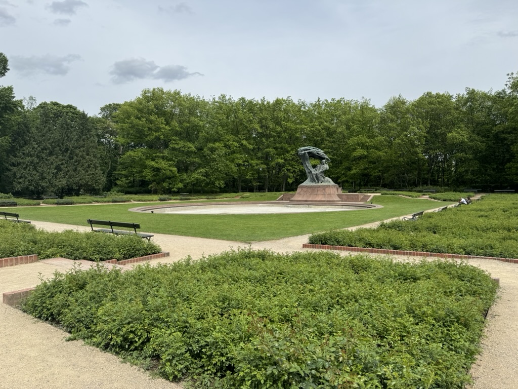 【13:45〜】ワジェンキ公園を散策、ショパン像や映えスポットで写真撮影