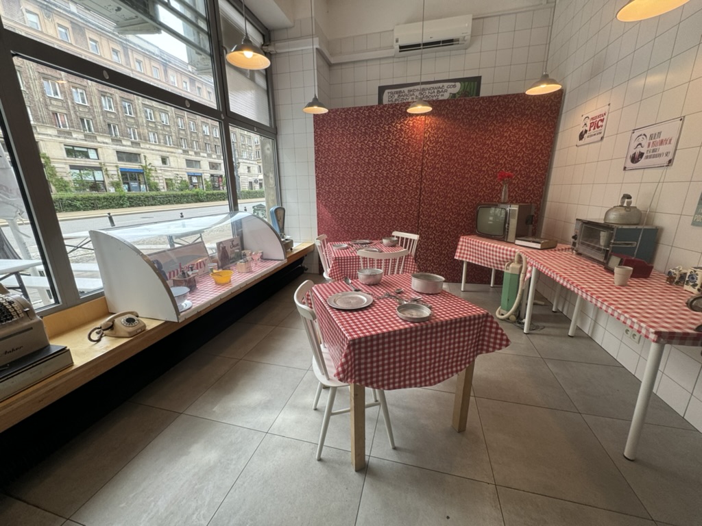 【14:30〜】旧社会主義時代から続くレストラン、ミルクバーにてランチ@プラソヴィ食堂