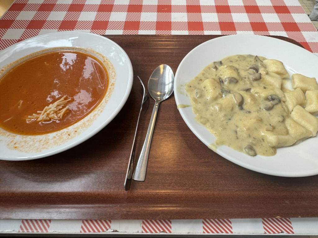 【14:30〜】旧社会主義時代から続くレストラン、ミルクバーにてランチ@プラソヴィ食堂