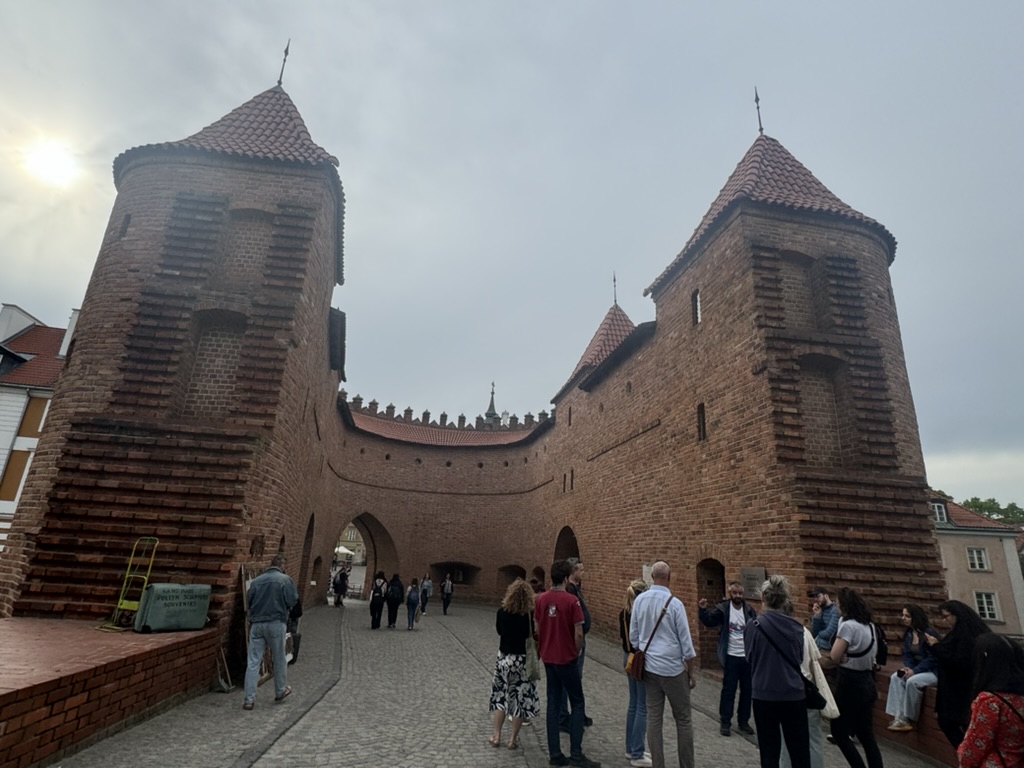 【17:00〜】ワルシャワ旧市街散策(ワルシャワ蜂起記念碑、The Wishing Bell、Dawna Street gateway、Fortyfikacje staromiejskieなど)