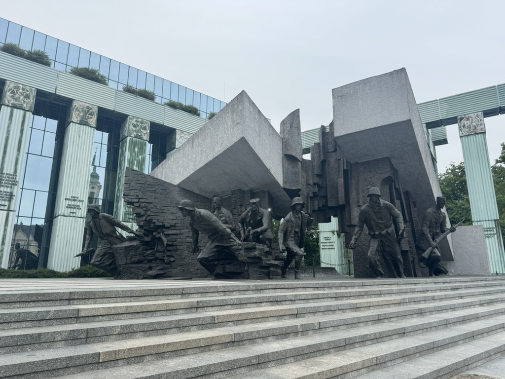 【17:00〜】ワルシャワ旧市街散策(ワルシャワ蜂起記念碑、The Wishing Bell、Dawna Street gateway、Fortyfikacje staromiejskieなど)