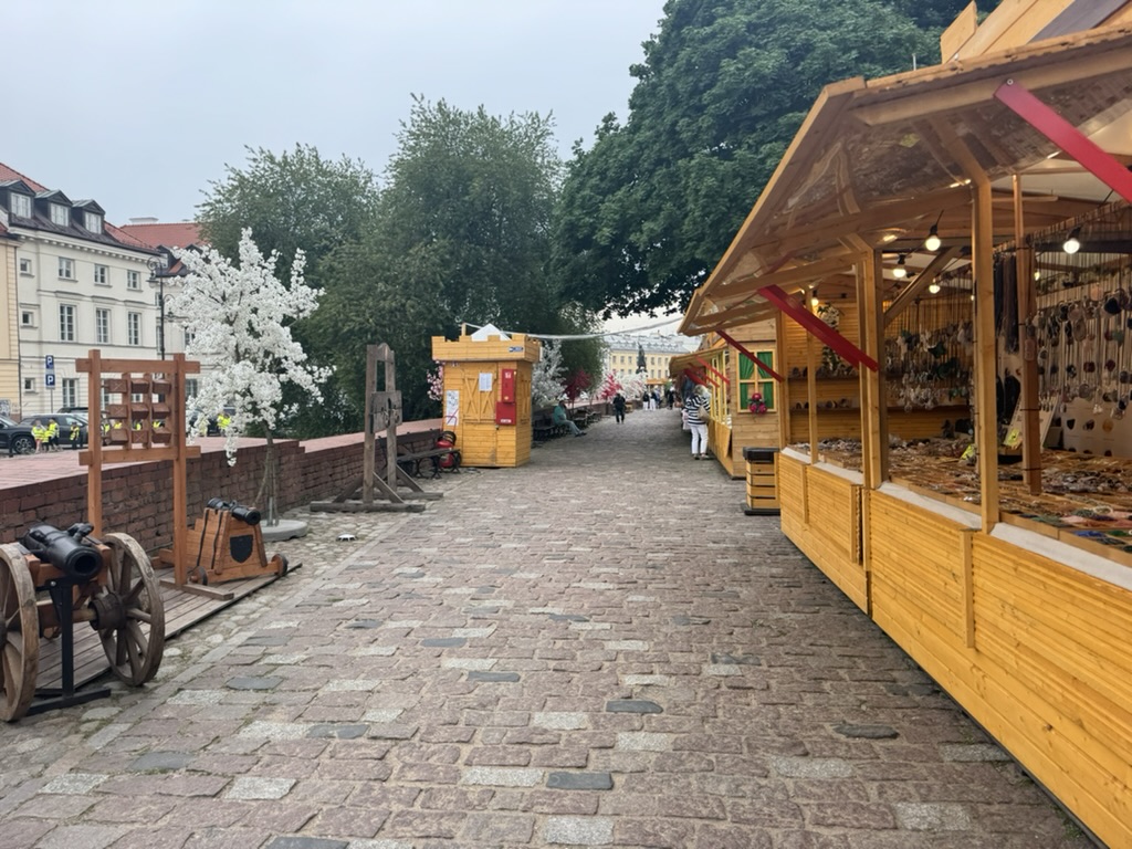 【17:00〜】ワルシャワ旧市街散策(ワルシャワ蜂起記念碑、The Wishing Bell、Dawna Street gateway、Fortyfikacje staromiejskieなど)