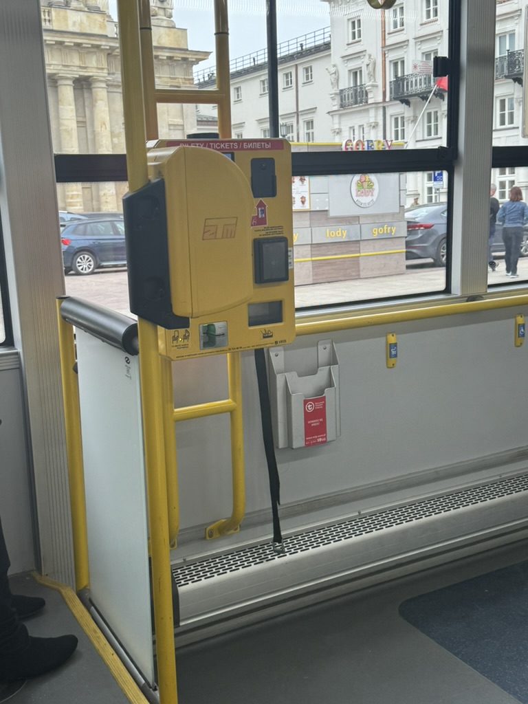 【17:50〜】バスに乗車し、ショパン空港へ