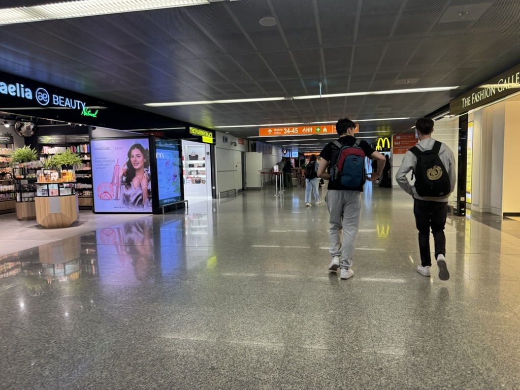 【18:45〜】セキュリティチェックを越えてシェンゲン圏内エリアへ