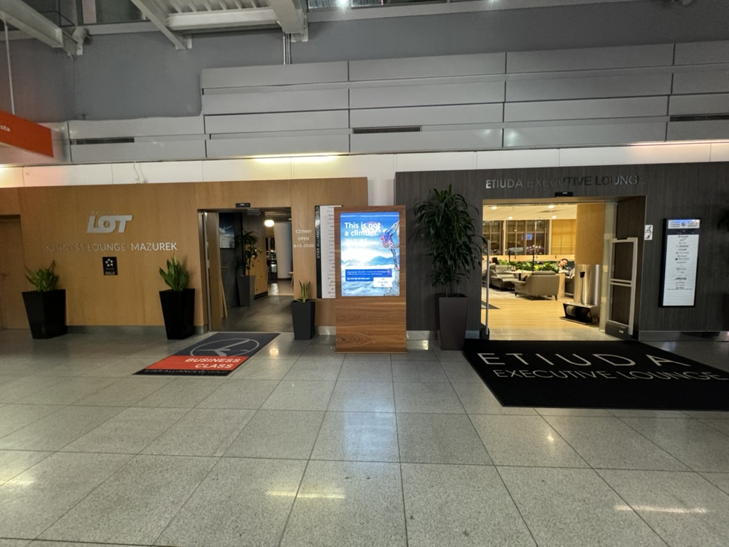 【20:15〜】シェンゲン圏外エリアで待機、ラウンジでシャワーなども