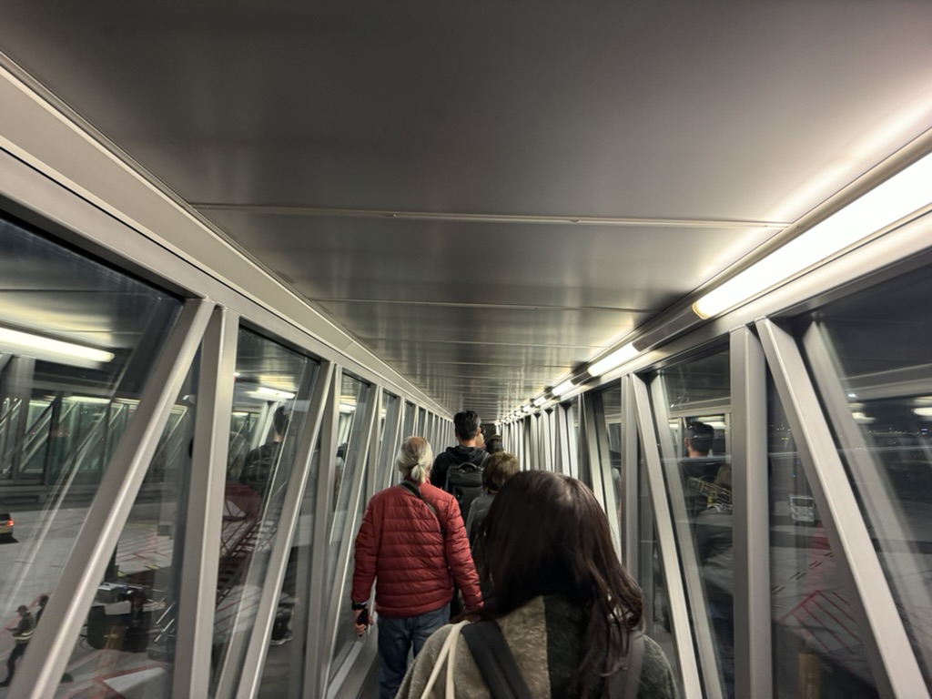 【22:00〜】搭乗ゲートにて待機、搭乗開始