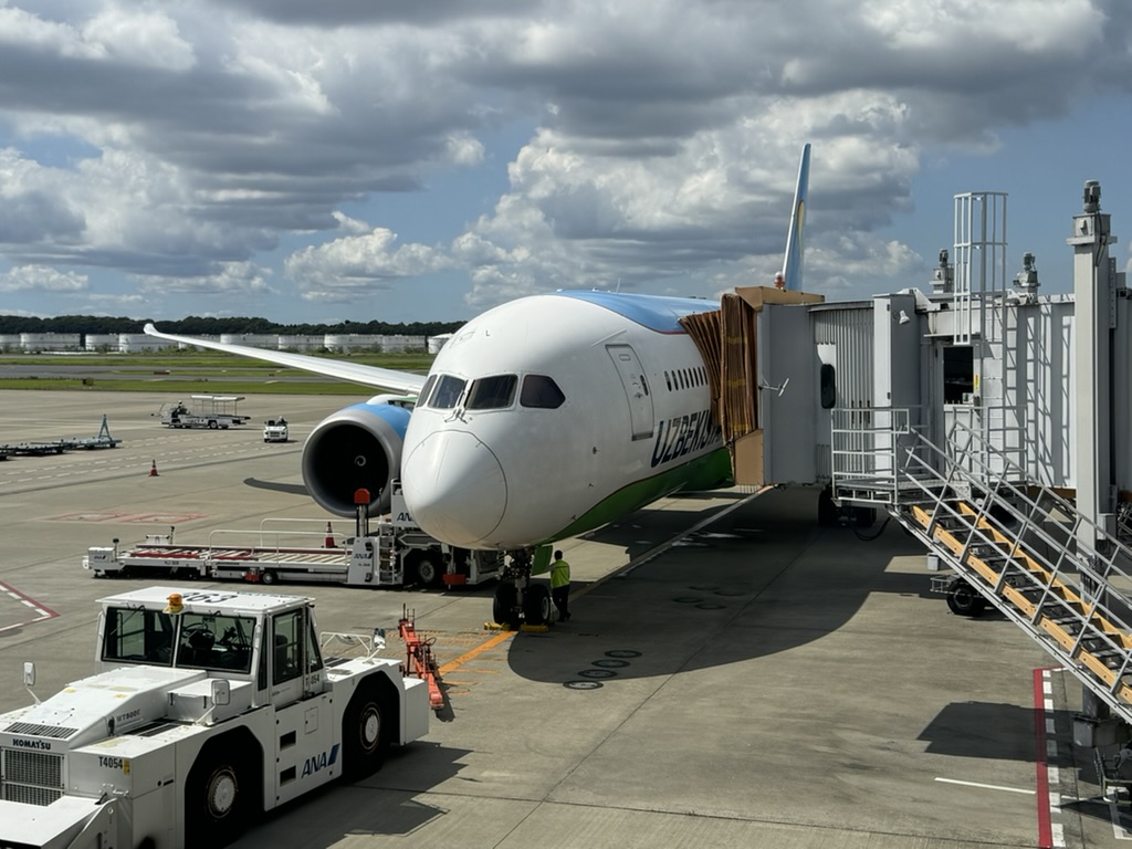ホーム画面 4機ロイヤルブルネイ航空とウズベキスタン航空とケニヤ航空/エミ ロイヤルブルネイ航空、A320neo初号機受領