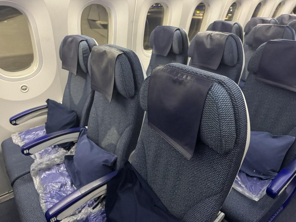 【はじめに】国際線機内の裏技とは？海外旅行のフライトを快適に過ごすには？