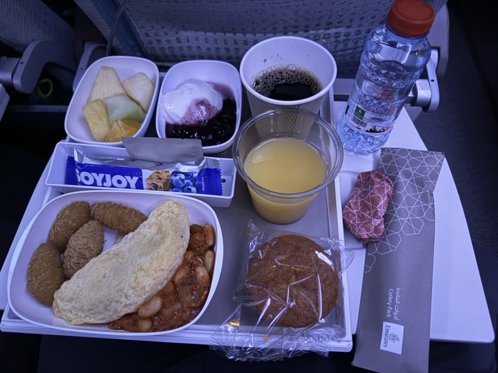12.機内食は余りがあれば2食もらえる