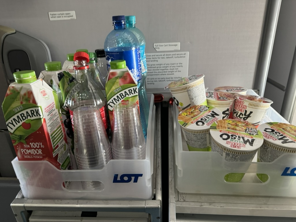 15.機内サービス時間外でも、ギャレーで自由にドリンクが飲める