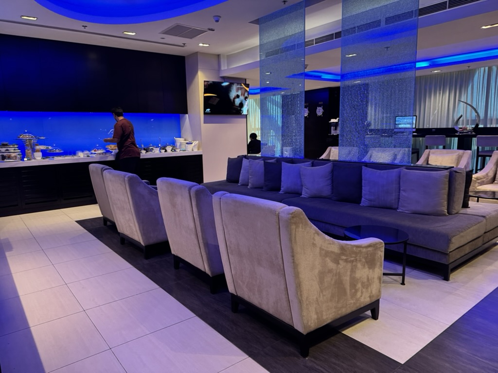 【スワンナプーム空港プライオリティパス体験談】④Oman Air First & Business Class Loungeは快適？シャワーや食事・ドリンクは？