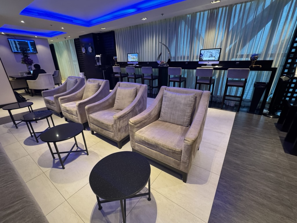 【スワンナプーム空港プライオリティパス体験談】④Oman Air First & Business Class Loungeは快適？シャワーや食事・ドリンクは？