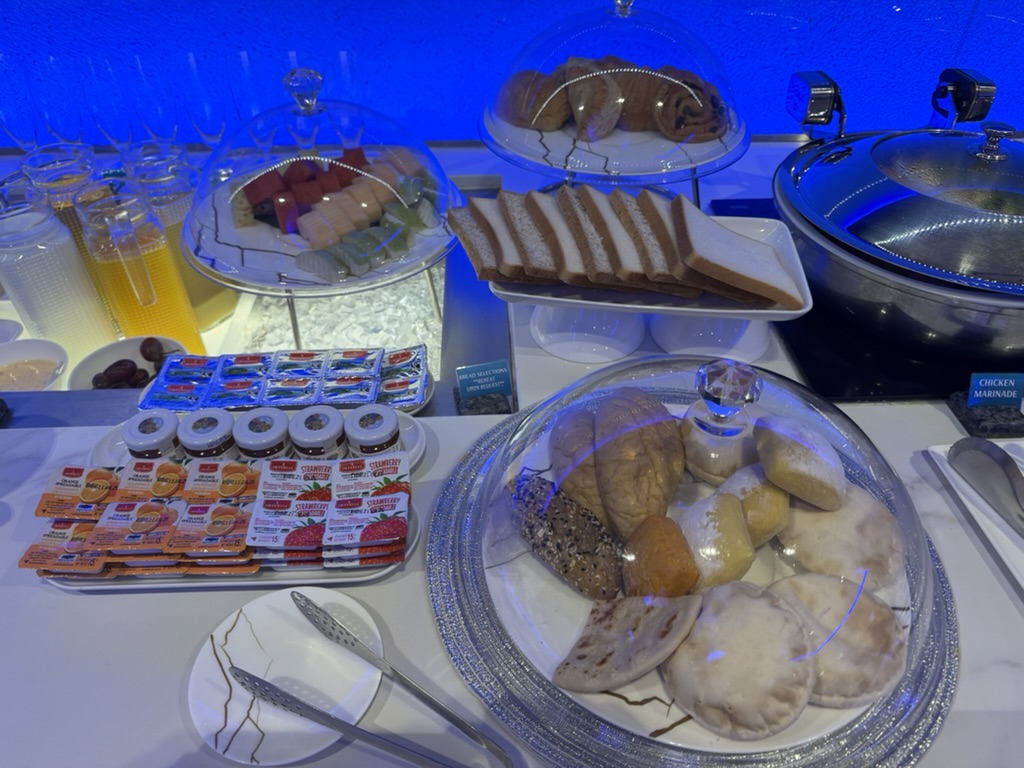 【スワンナプーム空港プライオリティパス体験談】④Oman Air First & Business Class Loungeは快適？シャワーや食事・ドリンクは？