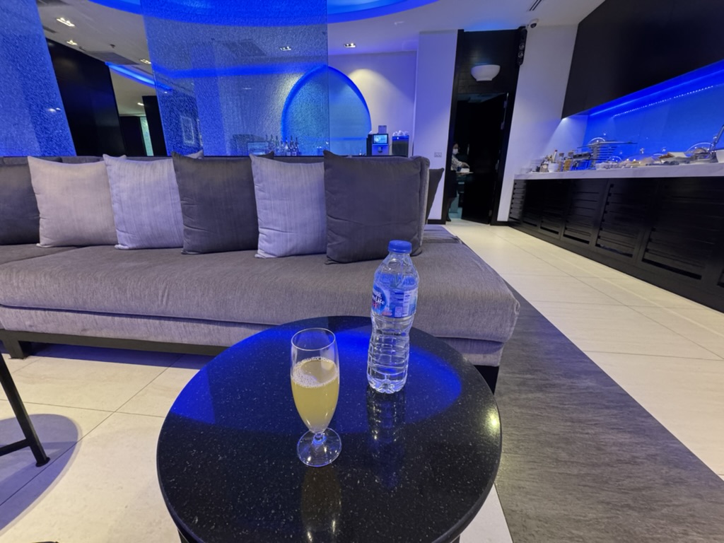 【スワンナプーム空港プライオリティパス体験談】④Oman Air First & Business Class Loungeは快適？シャワーや食事・ドリンクは？