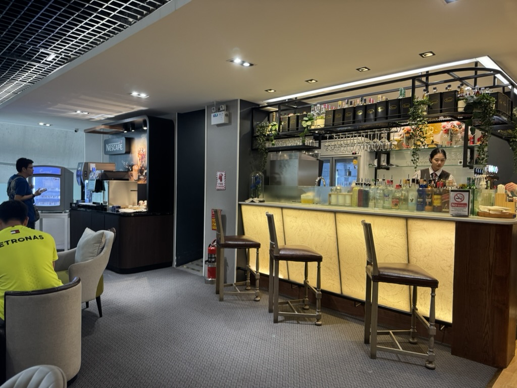 【スワンナプーム空港プライオリティパス体験談】⑥The Coral Finest Business Class Loungeは快適？シャワーや食事・ドリンクは？
