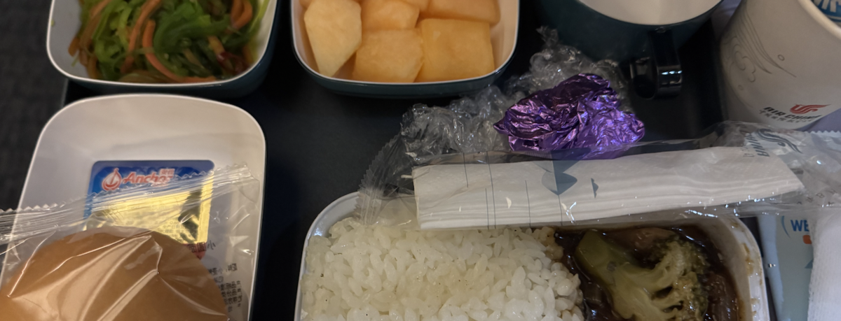 【搭乗記】中国国際航空の機内食はまずい？羽田-北京首都往復便の機内食・座席・モニター・獲得マイル・オンラインチェックインなどエアチャイナ実体験紹介(CA184/CA183)