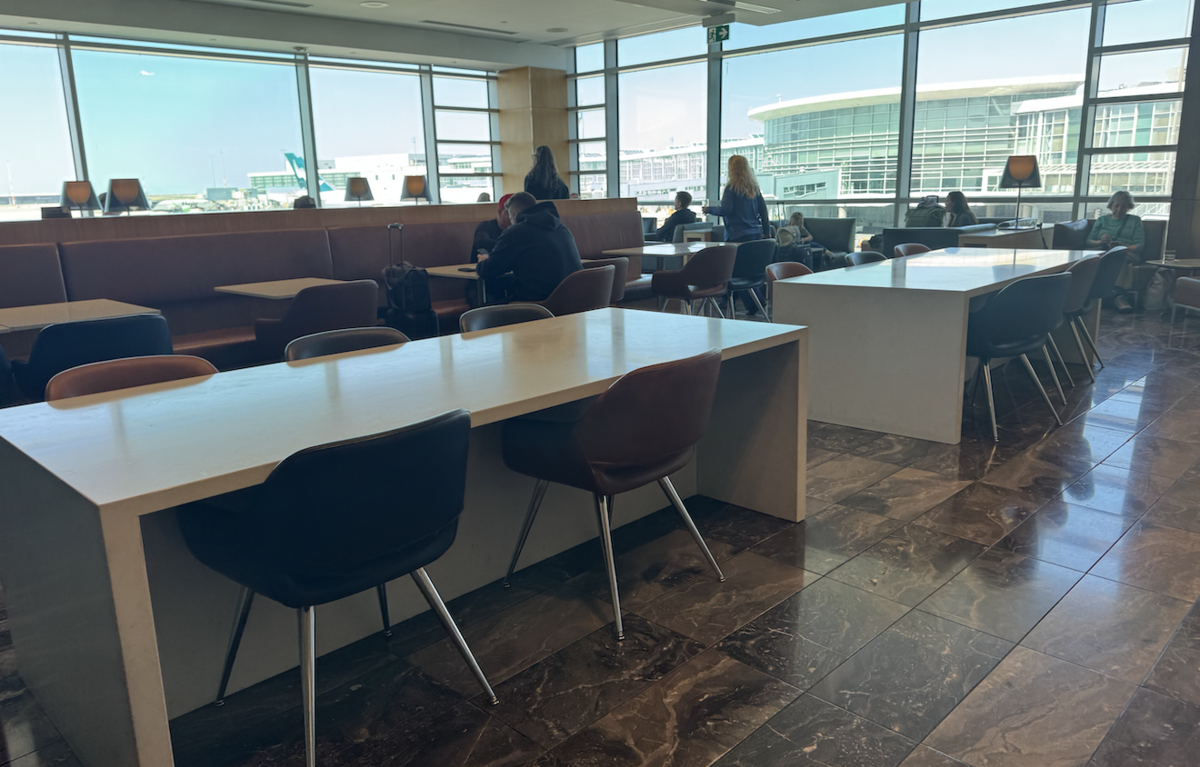 【バンクーバー空港エアカナダラウンジ体験談】④Air Canada Maple Leaf Loungeは快適？シャワーや食事・ドリンクは？