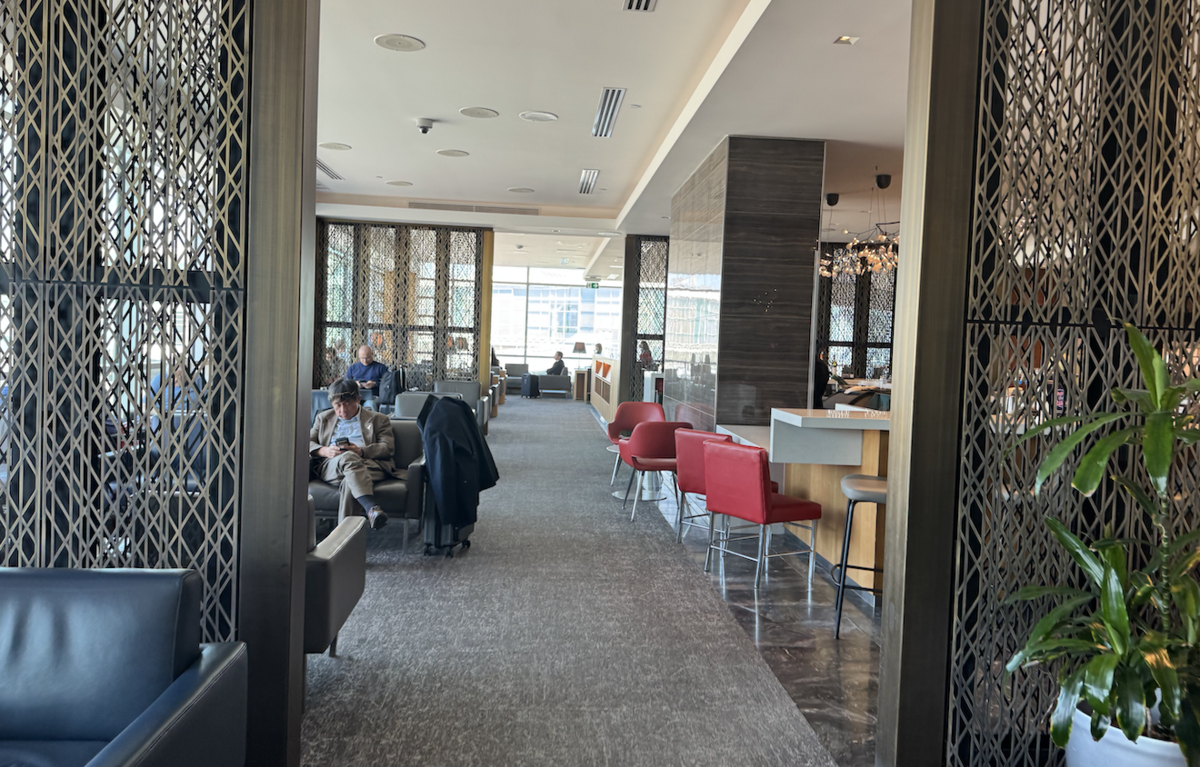 【バンクーバー空港エアカナダラウンジ体験談】④Air Canada Maple Leaf Loungeは快適？シャワーや食事・ドリンクは？
