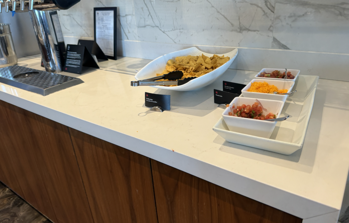 【バンクーバー空港エアカナダラウンジ体験談】④Air Canada Maple Leaf Loungeは快適？シャワーや食事・ドリンクは？