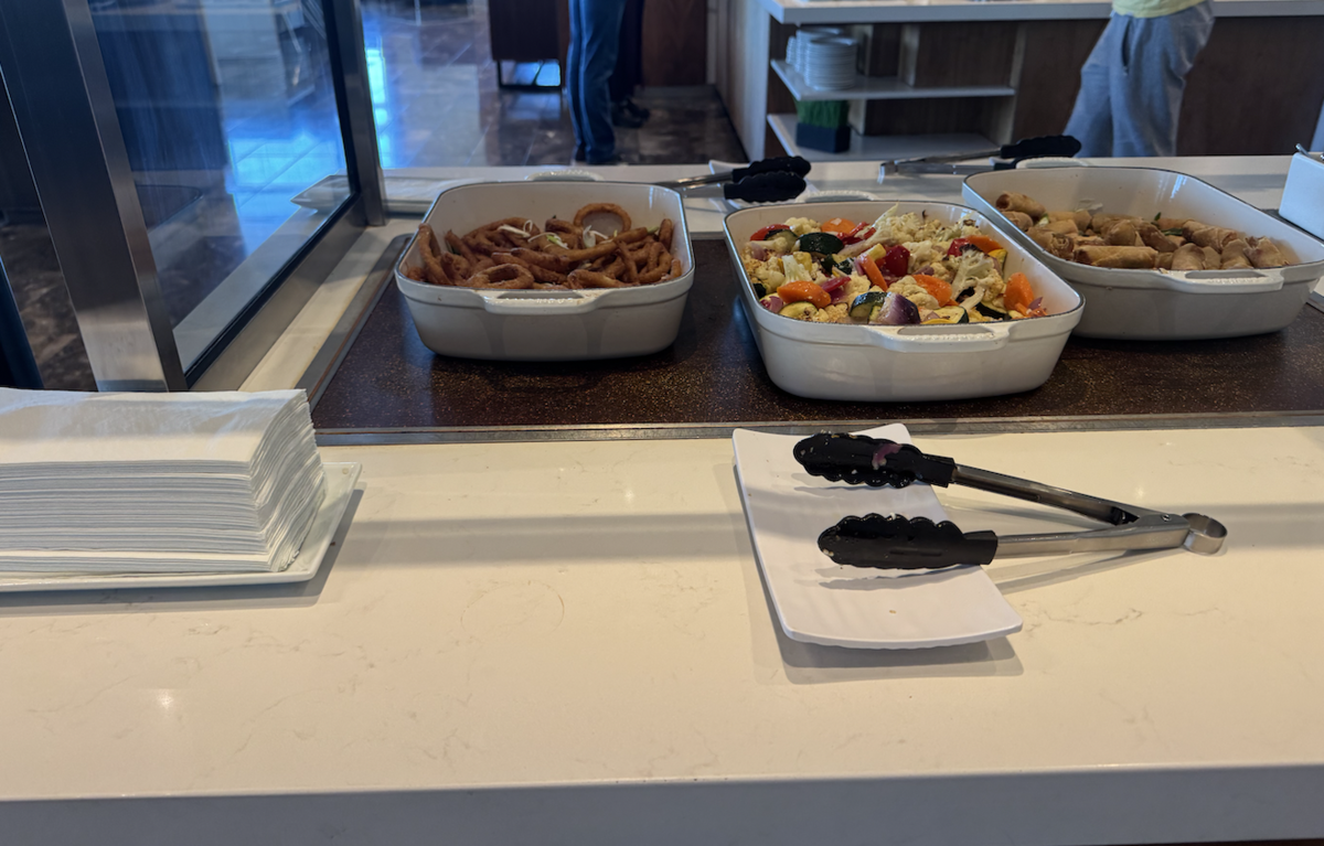 【バンクーバー空港エアカナダラウンジ体験談】④Air Canada Maple Leaf Loungeは快適？シャワーや食事・ドリンクは？
