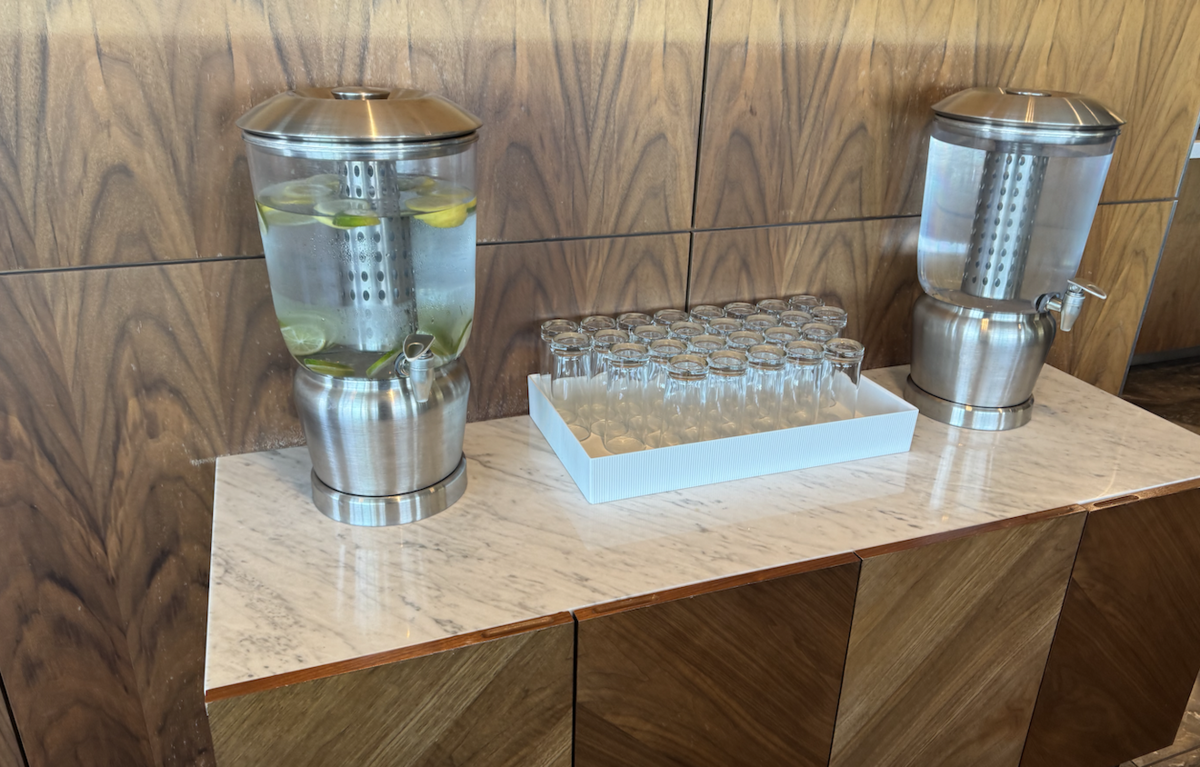 【バンクーバー空港エアカナダラウンジ体験談】④Air Canada Maple Leaf Loungeは快適？シャワーや食事・ドリンクは？
