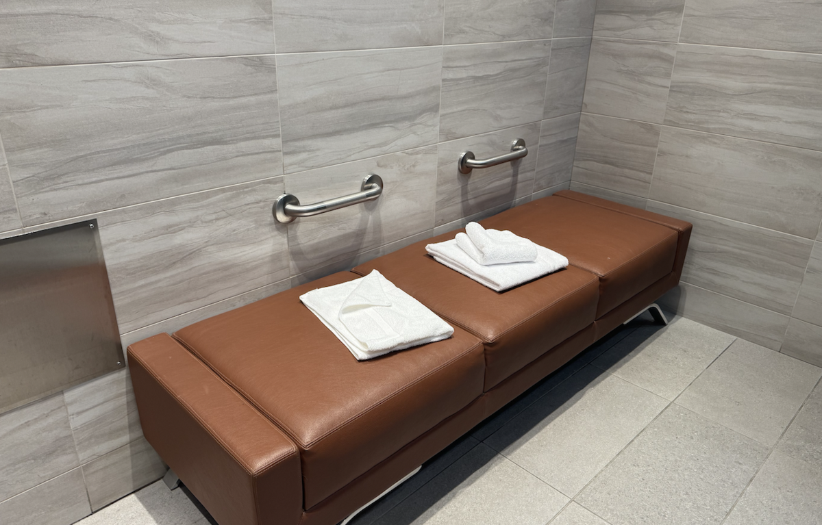 【バンクーバー空港エアカナダラウンジ体験談】④Air Canada Maple Leaf Loungeは快適？シャワーや食事・ドリンクは？